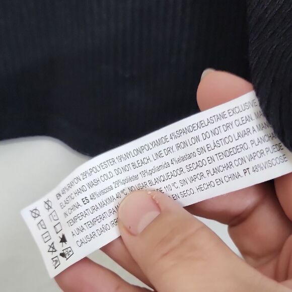 Forever 21 Trendy Black Long Sleeve Crop Top With Cutout In Front Sz M NWT - Picture 4 of 9